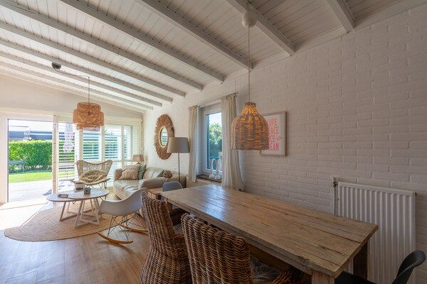 Eetkamer - Bungalow in Callantsoog bij het Strand in Callantsoog (5)