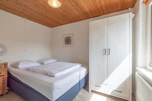 Slaapkamer - Bungalow in Callantsoog bij Strand in Callantsoog (3)