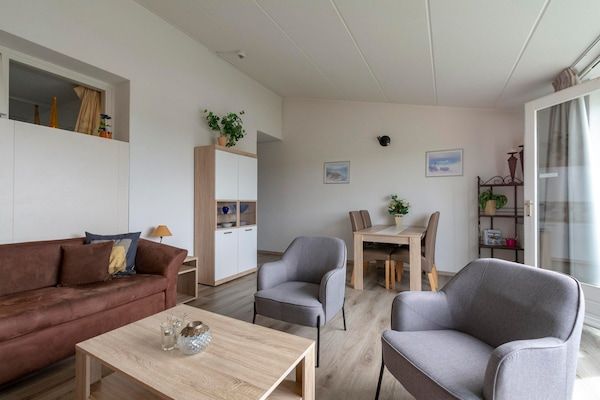 Woonkamer - Appartement aan zee met Frans balkon in Julianadorp aan Zee (3)
