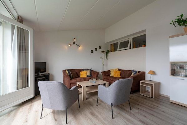 Woonkamer - Appartement aan zee met Frans balkon in Julianadorp aan Zee (2)