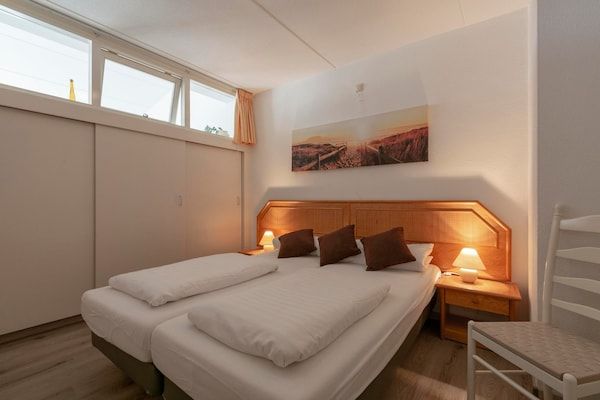 Slaapkamer - Appartement aan zee met Frans balkon in Julianadorp aan Zee (4)