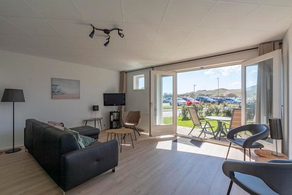 Woonkamer - Stranduitje met terras in Julianadorp aan Zee (2)