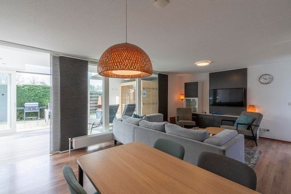 Woonkamer - Bungalow met sauna en zwembad in rustige buurt in Sint Maartenszee (5)