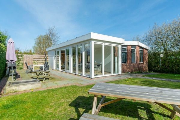 Buitenkant - Bungalow met sauna en zwembad in rustige buurt in Sint Maartenszee (1)