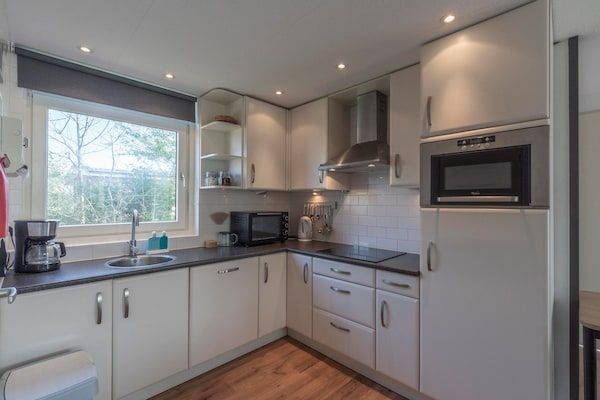 Keuken - Bungalow met sauna en zwembad in rustige buurt in Sint Maartenszee (4)