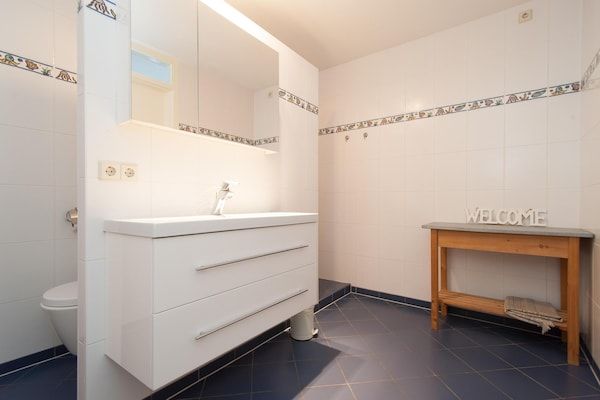 Badkamer - Suite Duinzicht aan het dorpsplein van Callantsoog in Callantsoog (4)