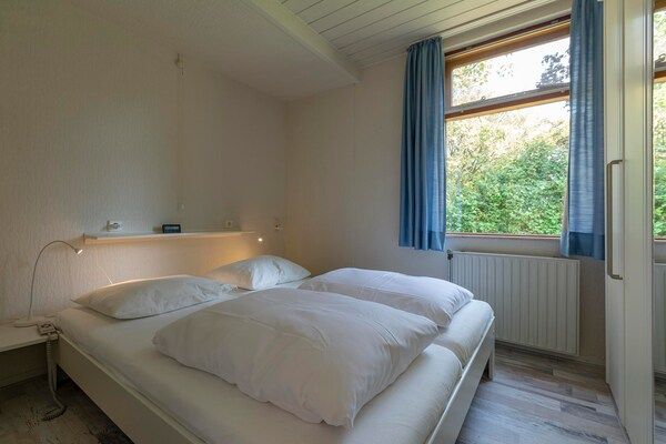 Slaapkamer - Eureka 78 bungalow met omheinde tuin in Sint Maartensvlotbrug (5)
