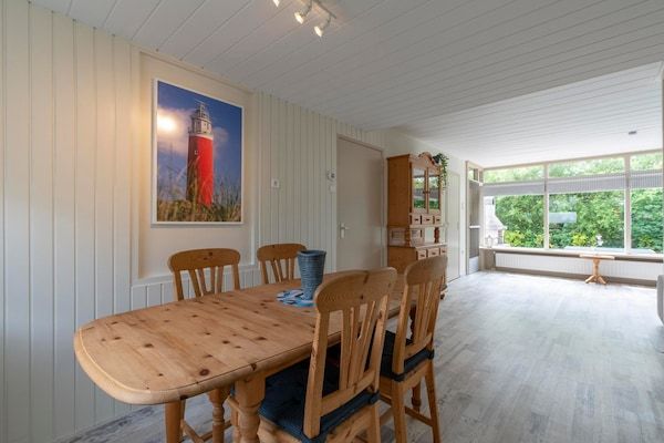 Eetkamer - Eureka 78 bungalow met omheinde tuin in Sint Maartensvlotbrug (3)