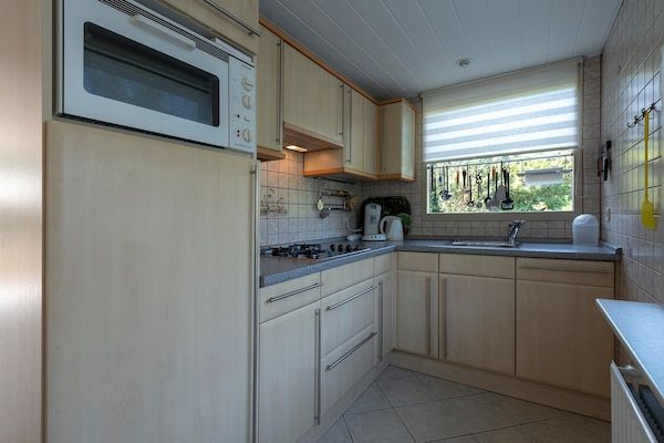 Keuken - Eureka 78 bungalow met omheinde tuin in Sint Maartensvlotbrug (4)