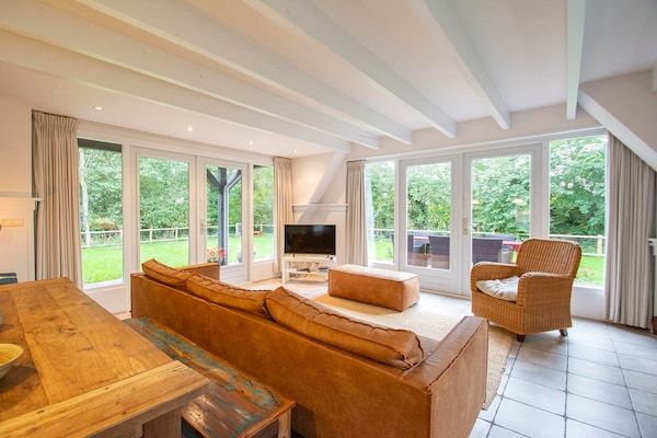 Woonkamer - Sandepark 151 villa voor 8 personen met grote tuin in Callantsoog (2)