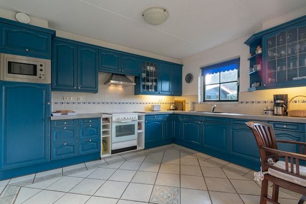 Keuken - De Buitenplaats 145 villa met sauna in Callantsoog (5)