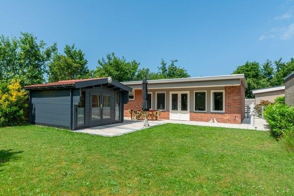 Buitenkant - Bungalow aan de kust met tuin in Callantsoog (1)
