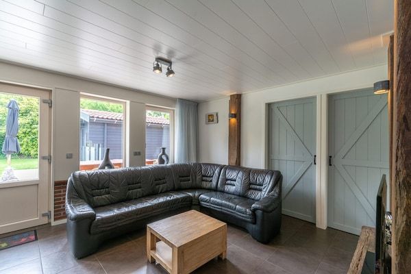 Woonkamer - Bungalow aan de kust met tuin in Callantsoog (4)