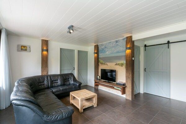 Woonkamer - Bungalow aan de kust met tuin in Callantsoog (5)