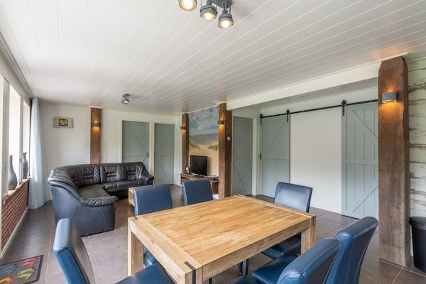 Eetkamer - Bungalow aan de kust met tuin in Callantsoog (3)