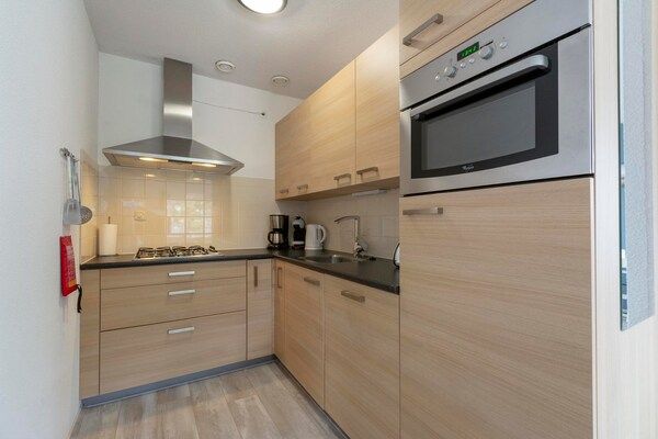 Keuken - Appartement in Julianadorp bij het Strand in Julianadorp aan Zee (4)