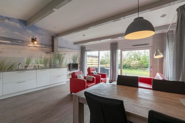 Eetkamer - Vakantiehuis op autovrij park Garnekuul in Callantsoog (4)