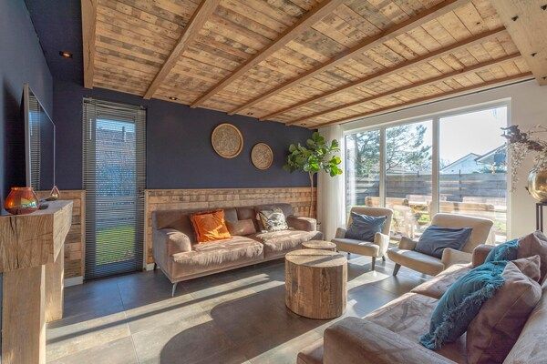 Woonkamer - Villa met tuin vlakbij de Nederlandse duinen in Julianadorp aan Zee (2)