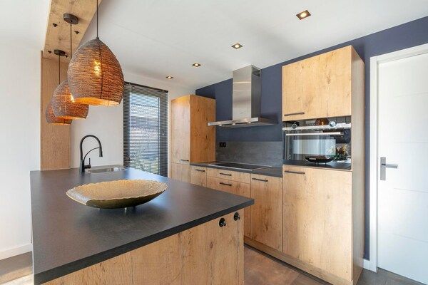 Keuken - Villa met tuin vlakbij de Nederlandse duinen in Julianadorp aan Zee (4)