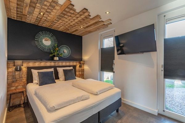 Slaapkamer - Villa met tuin vlakbij de Nederlandse duinen in Julianadorp aan Zee (5)