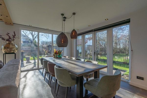 Eetkamer - Villa met tuin vlakbij de Nederlandse duinen in Julianadorp aan Zee (3)