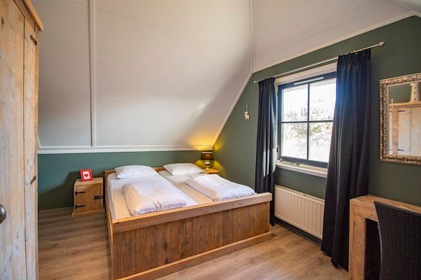 Slaapkamer - Villa in Callantsoog met Whirlpool en Strand in Callantsoog (3)