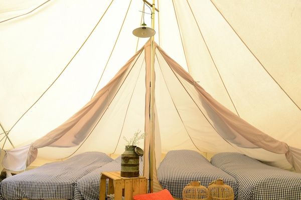 Slaapkamer - Tentlodge met eigen keuken en badkamer in Callantsoog (2)