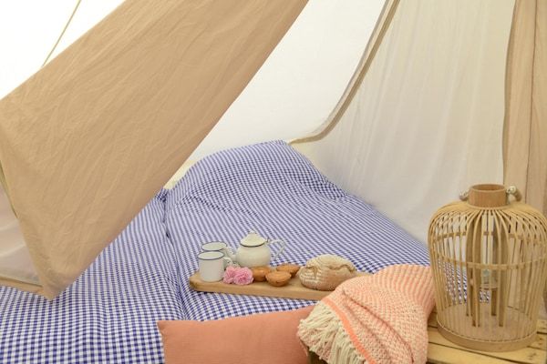 Slaapkamer - Tentlodge met eigen keuken en badkamer in Callantsoog (3)