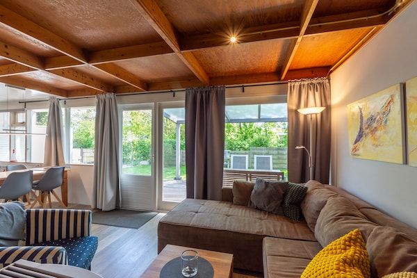 Woonkamer - Garnekuul 18 vakantiehuis met veranda in Callantsoog (4)