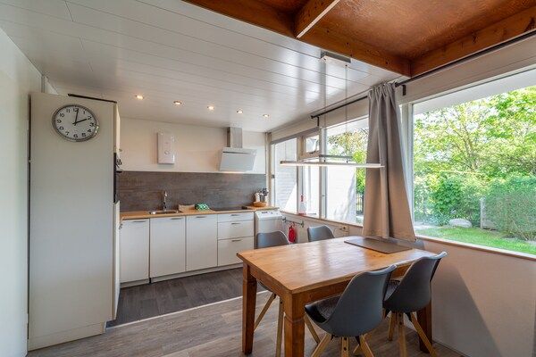 Eetkamer - Garnekuul 18 vakantiehuis met veranda in Callantsoog (5)