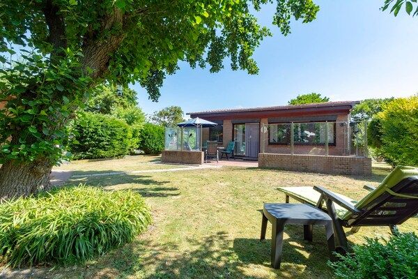 Buitenkant - Bungalow op Garnekuul park met tuin in Callantsoog (1)