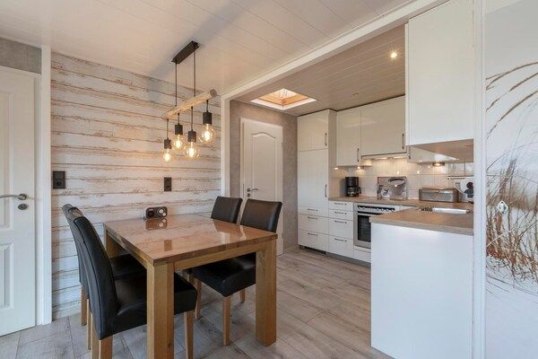Eetkamer - Bungalow op Garnekuul park met tuin in Callantsoog (5)