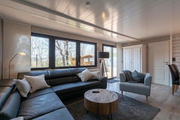 Woonkamer - Bungalow op Garnekuul park met tuin in Callantsoog (2)
