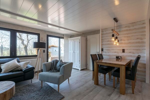 Eetkamer - Bungalow op Garnekuul park met tuin in Callantsoog (4)