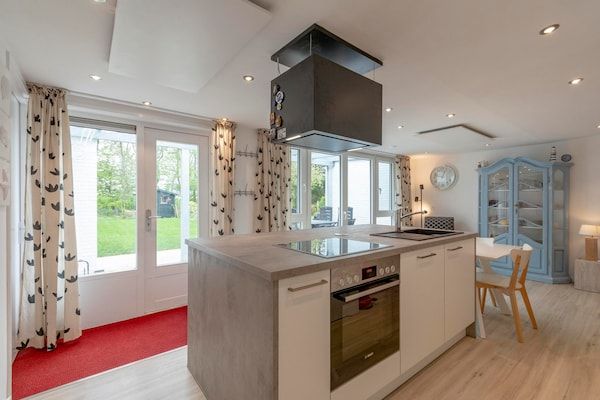 Keuken - Duinland 146 voor 4 gasten met tuin in Sint Maartenszee (4)