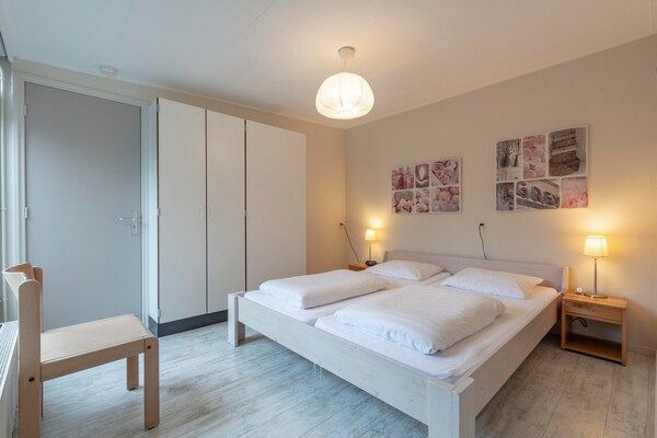 Slaapkamer - Bungalow in Sint Maartenszee bij Strand in Sint Maartenszee (5)