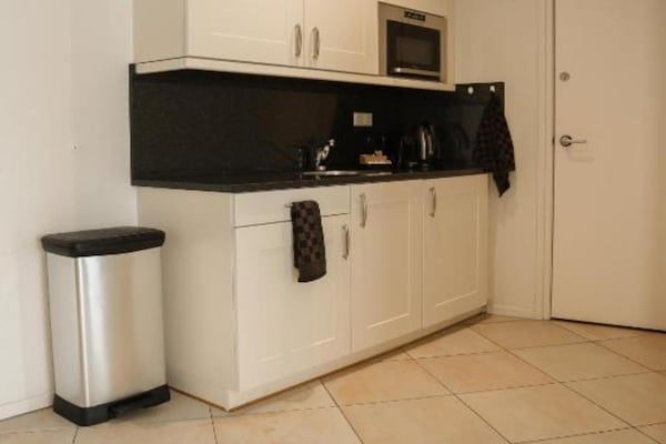 Keuken - Comfortabele 2-persoons De Vlijt First Class Suite in De Cocksdorp (4)