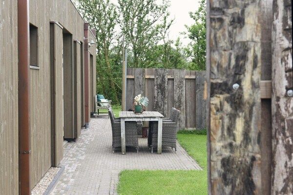 Terras - Ruim appartement met tuin in Callantsoog (3)