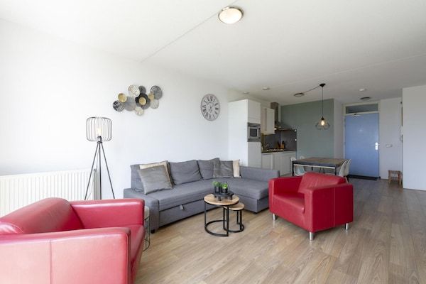 Woonkamer - Appartement bij Groote Keeten Strand in Groote Keeten (2)