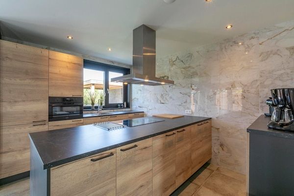 Keuken - Villa bij Noord-Holland strand met jacuzzi in Julianadorp aan Zee (4)