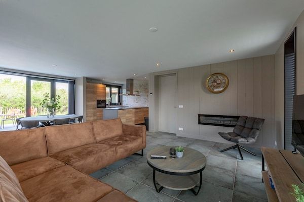Woonkamer - Villa bij Noord-Holland strand met jacuzzi in Julianadorp aan Zee (2)