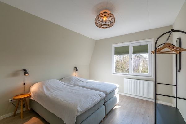 Slaapkamer - Vakantiehuis Callantsoog met Jacuzzi in Callantsoog (5)