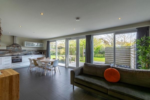 Woonkamer - Vakantiehuis Callantsoog met Jacuzzi in Callantsoog (2)
