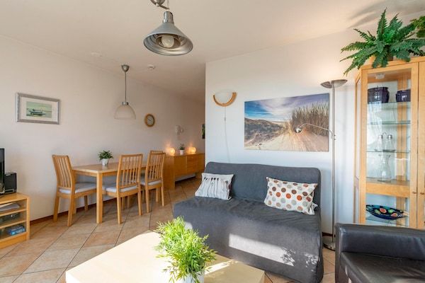 Woonkamer - Appartement aan de kust met duinzicht in Callantsoog (4)