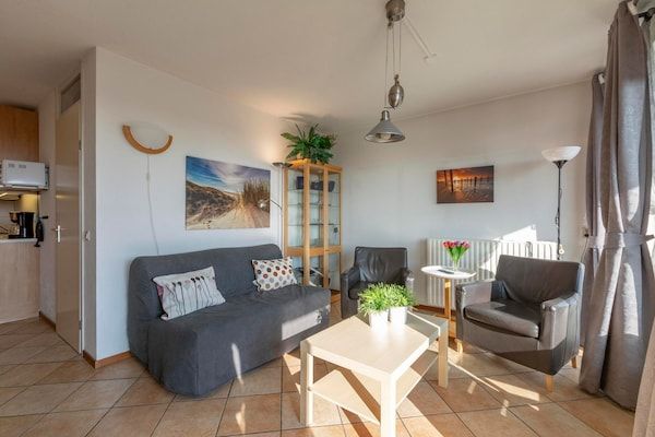 Woonkamer - Appartement aan de kust met duinzicht in Callantsoog (1)