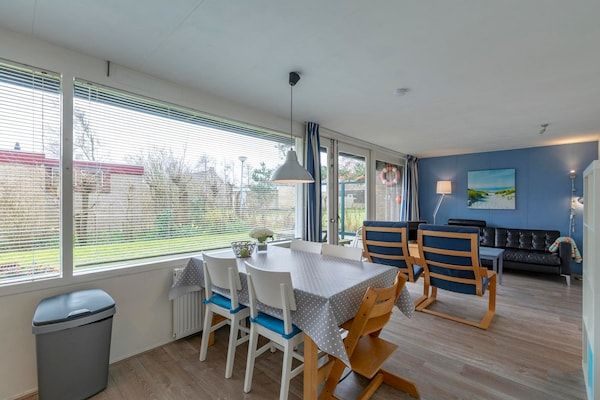 Eetkamer - Kindvriendelijke Garnekuul 81 bungalow in Callantsoog (4)