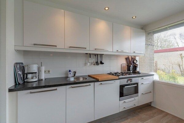 Keuken - Kindvriendelijke Garnekuul 81 bungalow in Callantsoog (3)