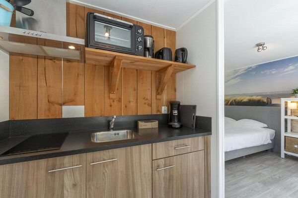 Keuken - Chalet op Texel bij Strand en Bos in Sint Maartenszee (4)