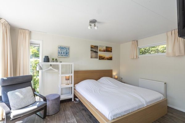 Slaapkamer - Chalet op Texel bij Strand en Bos in Sint Maartenszee (3)