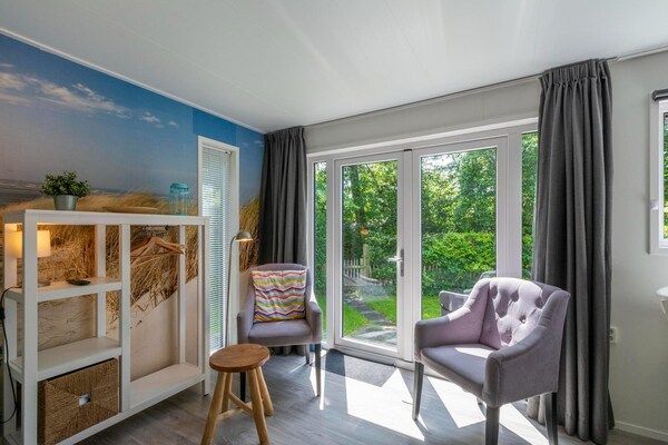 Woonkamer - Chalet op Texel bij Strand en Bos in Sint Maartenszee (2)